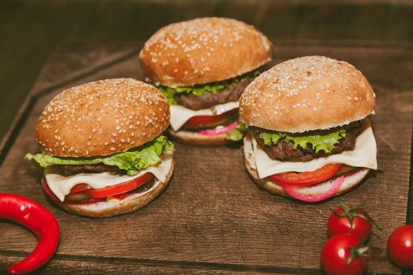 Burger auf einem Holzbrett — Stockfoto