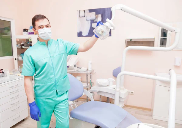 Dentista masculino en su consultorio — Foto de Stock