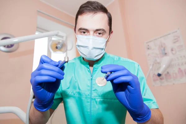 El dentista examina los dientes — Foto de Stock