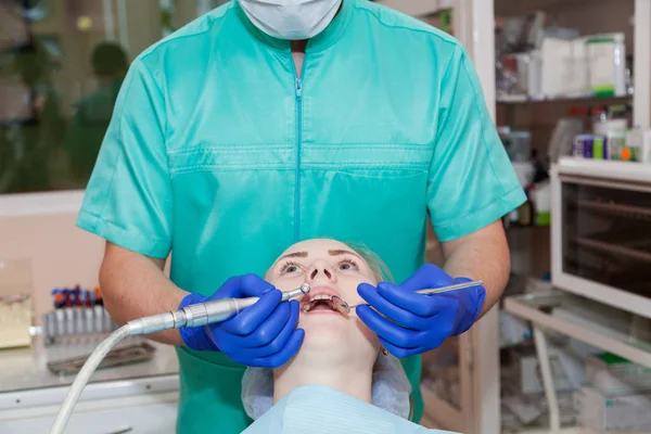 Mujer joven en la recepción de un dentista — Foto de Stock