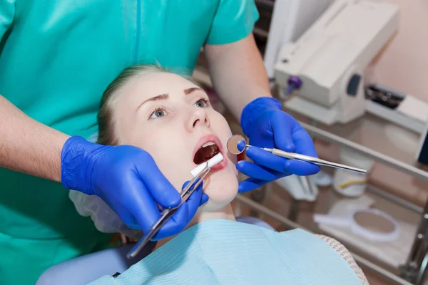 Dentista examinando os dentes de um paciente — Fotografia de Stock