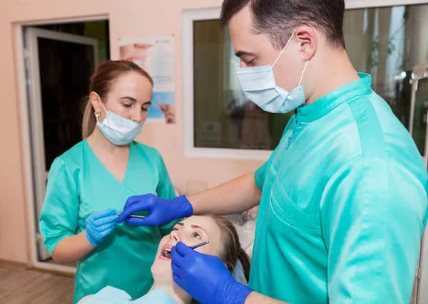 Läkaren tandläkare och assistenten — Stockfoto