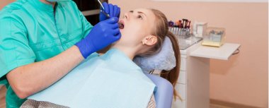 Bir dişçi resepsiyonda genç kadın