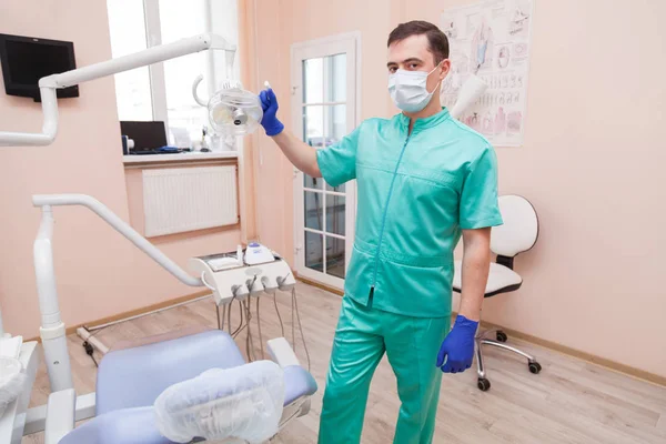 Manliga tandläkare är på sitt kontor — Stockfoto