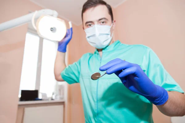 Портрет мужчины-стоматолога с инструментами в руках — стоковое фото