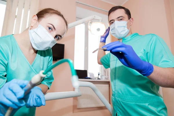 Dentista y su asistente en el trabajo — Foto de Stock