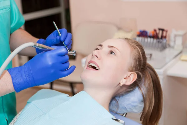 Jovem na recepção de um dentista — Fotografia de Stock