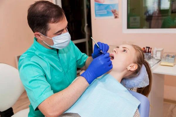 Mujer joven en la recepción de un dentista — Foto de Stock