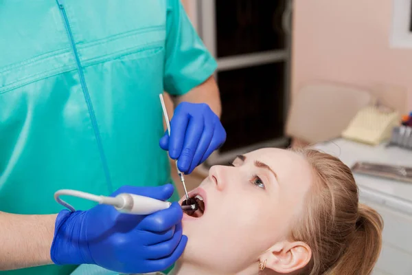 Молодая женщина на приеме у дантиста — стоковое фото