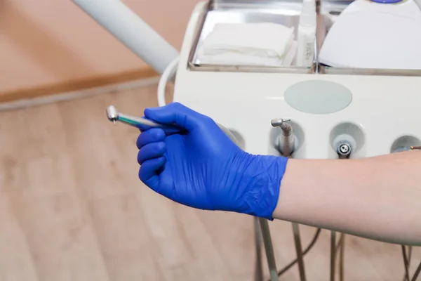 Gabinet stomatologiczny rękę z instrumentami — Zdjęcie stockowe
