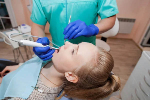 Tandläkare behandling av tänder för en kvinna — Stockfoto