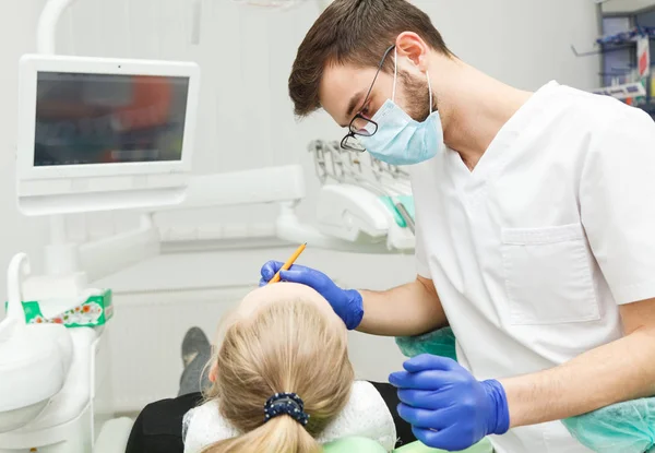 Mujer joven en examen en el dentista — Foto de Stock