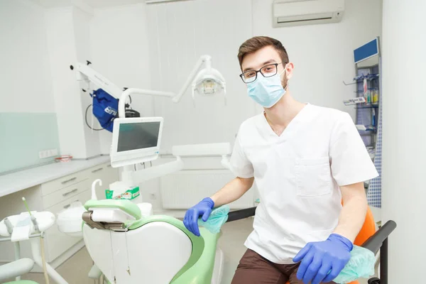 O dentista se senta em uma cadeira no escritório — Fotografia de Stock