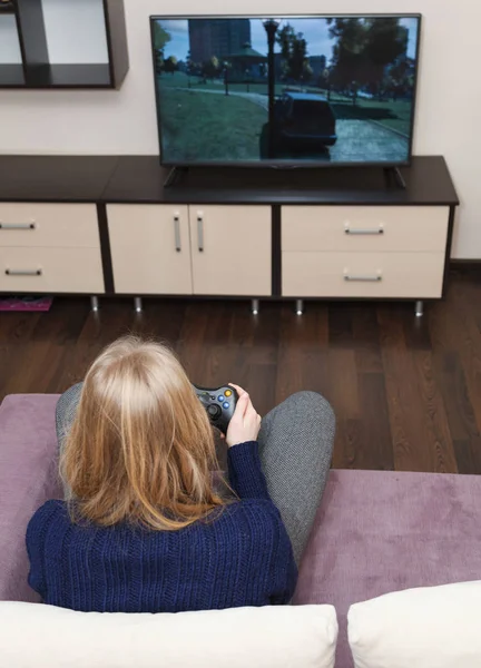 Jovem mulher loira jogando jogos de vídeo — Fotografia de Stock