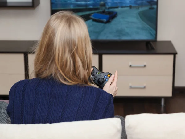 Unga blonda kvinnan spelar TV-spel — Stockfoto