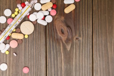 Bir ahşap tahta üzerinde farklı hapları