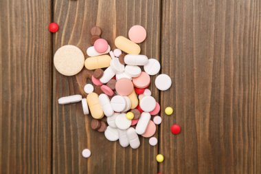 Bir ahşap tahta üzerinde farklı hapları