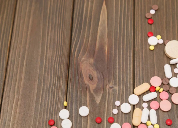 Bir ahşap tahta üzerinde farklı hapları