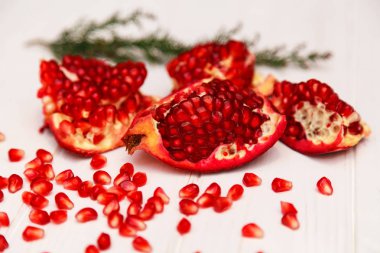 Granat parça ahşap bir arka plan üzerinde kesme