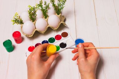 Paskalya yumurtaları. Sarı boya yumurta