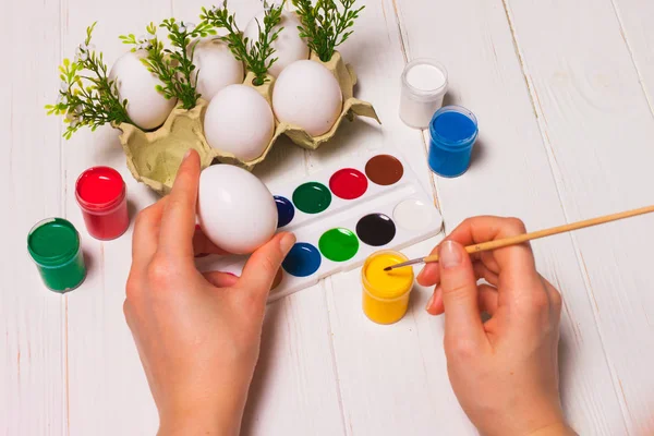 Покрасить Яйцо Желтой Краской Пасху — стоковое фото