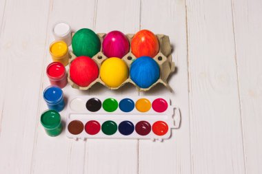 Yumurta beyaz ahşap zemin üzerinde boya ile. Mutlu Paskalya