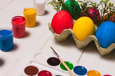 Paskalya arka plan. Boya ile çok renkli yumurta