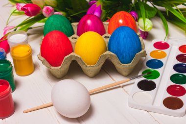 Paskalya tatili, yumurta ve boyalar ahşap arka plan hazırlama süreci