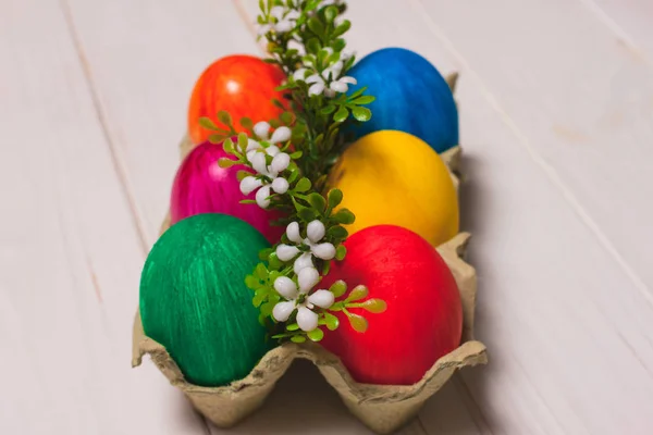 Пасхальные Яйца Подносе Цветами — стоковое фото