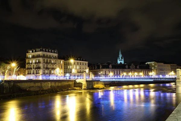 夜のフランス グルノーブル市の川イセレと街並み — ストック写真