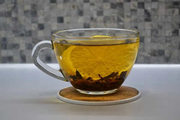 Taza de té negro con limón en primer plano de la mesa — Foto de Stock