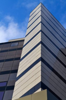 Mavi gökyüzü bir arka plan üzerine bina yüksek katlı