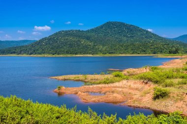 Burudih göl ile zemin Ghatsila,: Jharkhand, India, dağlarda derin mavi su