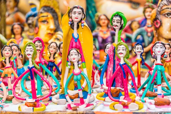 Bambole di argilla colorate in vendita — Foto Stock