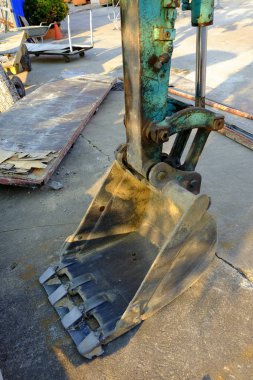 Ekskavatör Kepçe kadar kapatın.