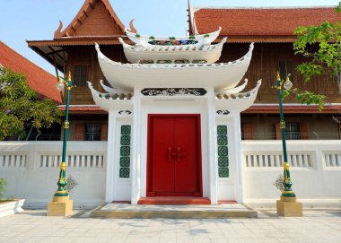Güzel Budist tapınağı kırmızı kapı Çin tarzı.