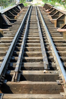 Tren yolu kadar yakın.