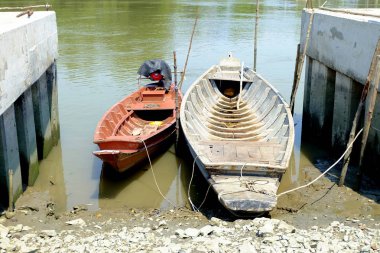 İki uzun kuyruk tekne.