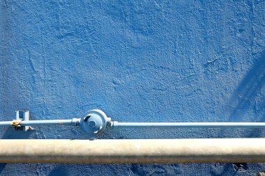 Mavi Çimento Doku Duvar Arka Plan lı Eski Borular.