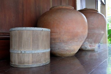 Eski ahşap kepçe ile iki kavanoz.