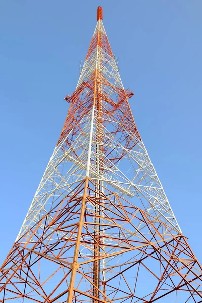 Funkantennenmast mit blauem Himmel. — Stockfoto