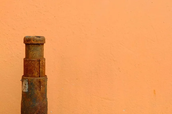 Fermer Ancien Jack Manuel Avec Peinture Orange Mur Béton Accent — Photo