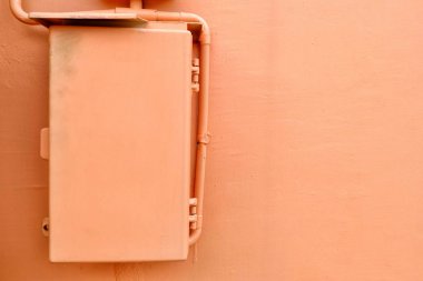Flesh Tone Beton Duvar Arka Plan lı Elektrikli Kutu.