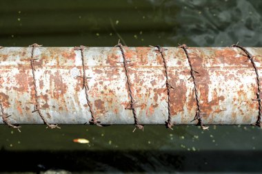 Su Borusunda Dikenli Tel.