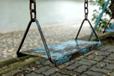 Eski metal salıncak Park.