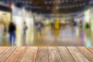 Bulanık Yürüyüş Sokak Arka Plan ile Boş Ahşap Tahta. Ürünler Eki Ekran için Uygun.