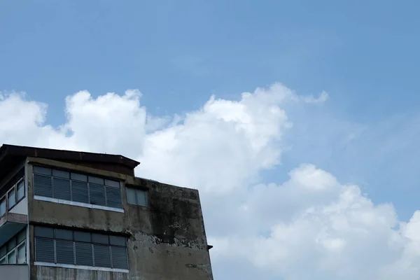 Bangunan Komersial Lama Dengan Langit Biru — Stok Foto