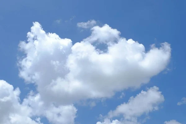 Nuvens Brancas Com Céu Azul — Fotografia de Stock