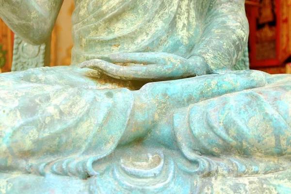 Închideți Mâna Imaginii Antice Lui Buddha Scurgeri Lumină — Fotografie, imagine de stoc