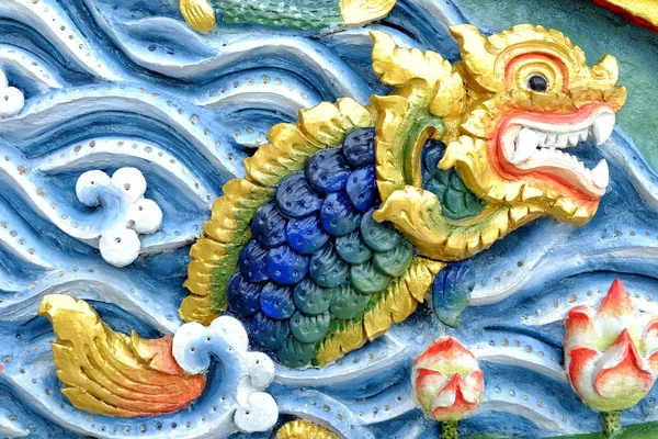 Скульптура Рыбы Дракона Стене Храма Таиланде — стоковое фото